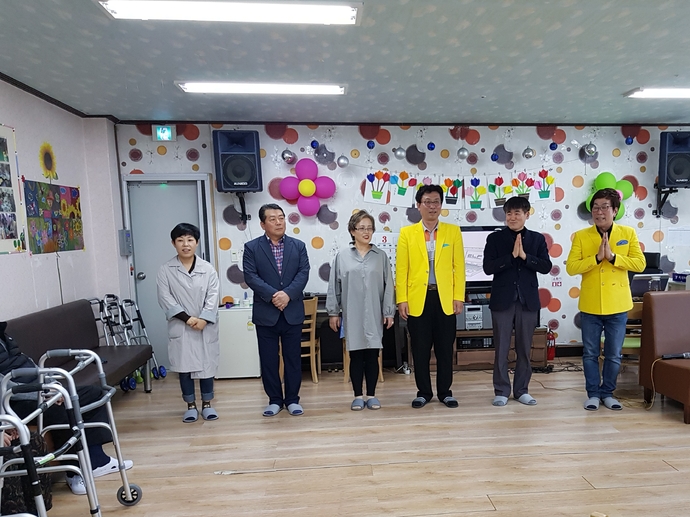 어르신께 큰절로 인사드림