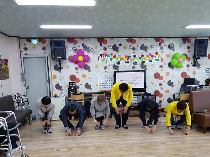 어르신께 큰절로 인사드림